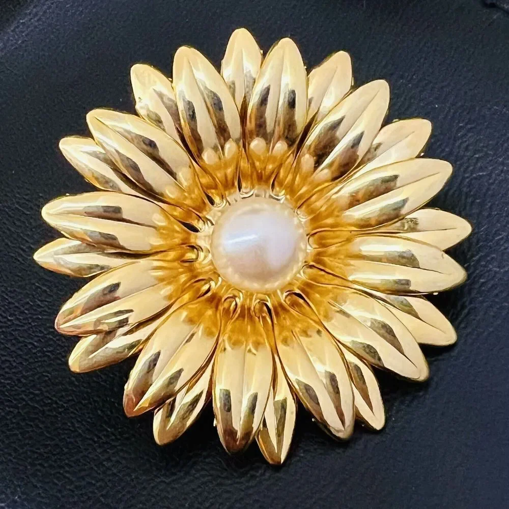 Vintage 3d Flower Faux Pearl Brooch Floral Daisy Shiny Gold Tone PRETTY 4096